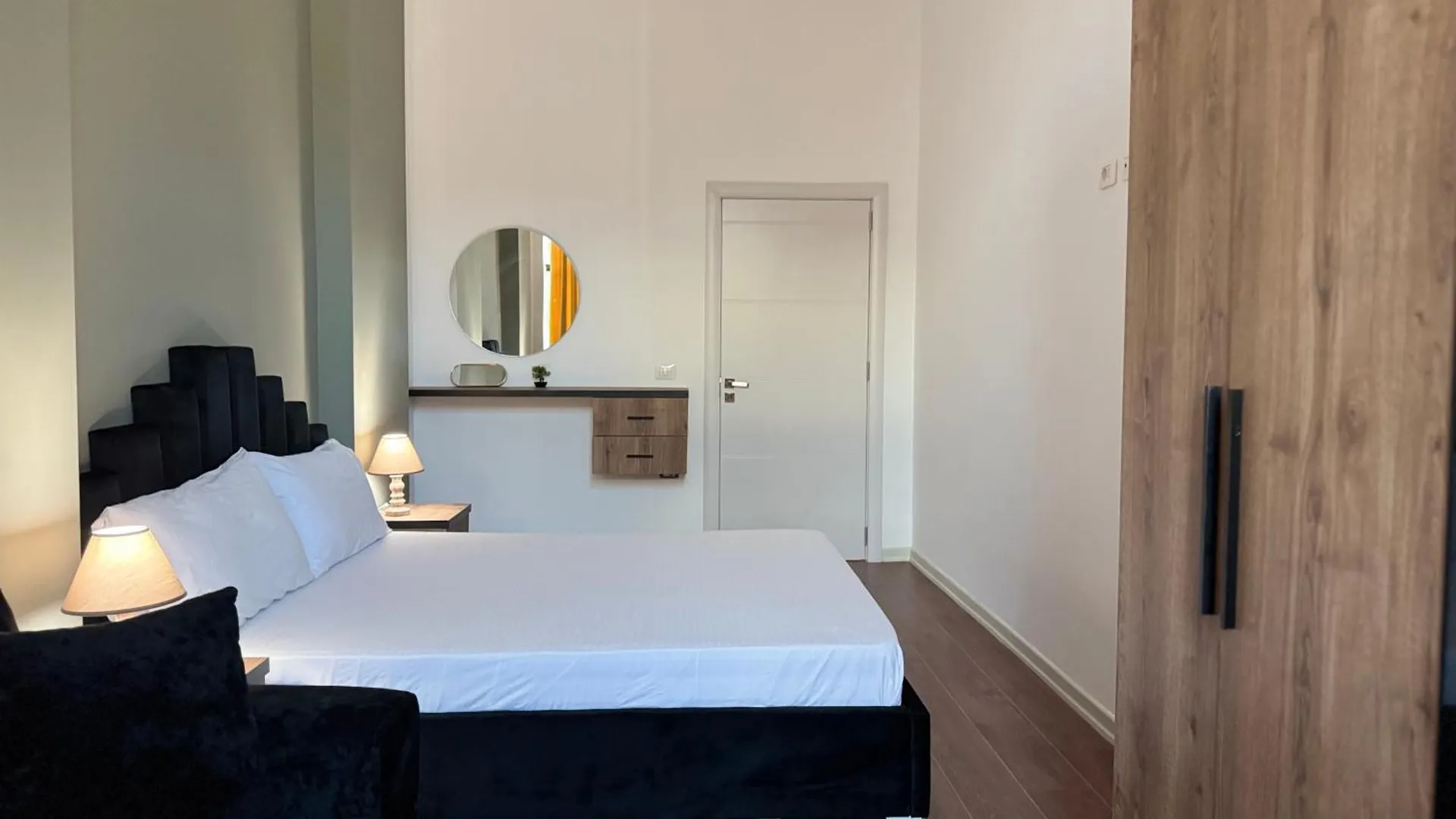 R&M Central One Bedroom Apartment Exclusive Location ドゥラス 0*,